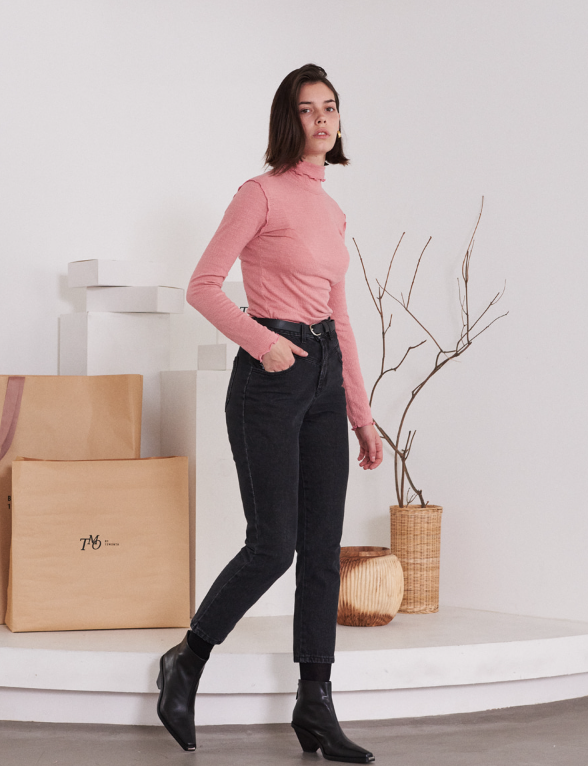 TMO BY 13MONTH（ティーエムオーバイサーティンマンス） CONTRAST RUFFLED TRIMMING EDGE TURTLENECK T-SHIRT (PINK)