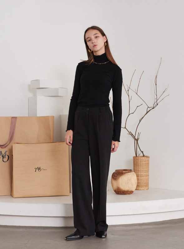 TMO BY 13MONTH（ティーエムオーバイサーティンマンス）CONTRAST RUFFLED TRIMMING EDGE TURTLENECK T-SHIRT (BLACK)