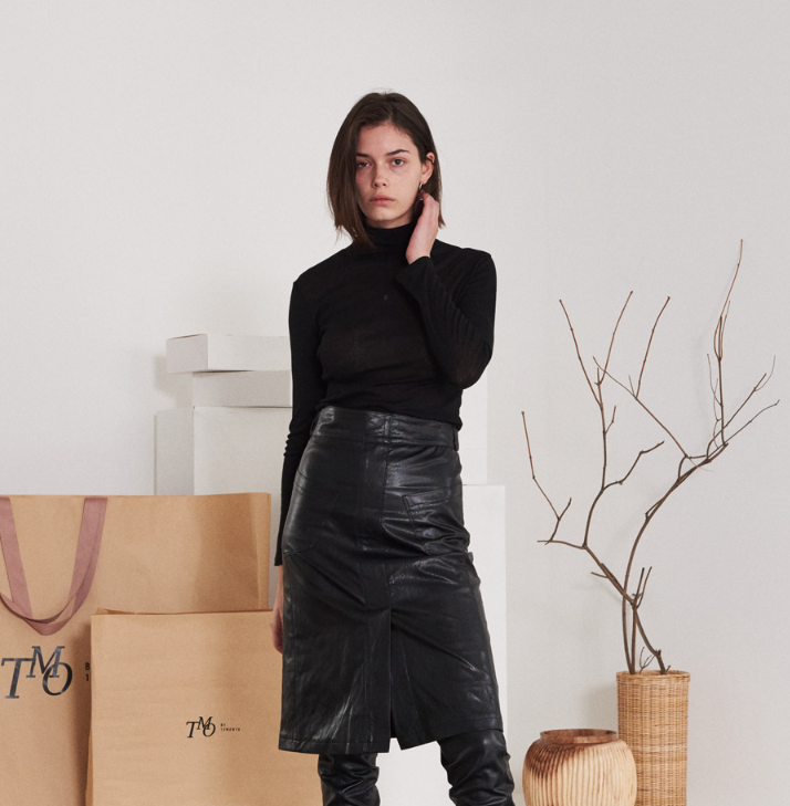 TMO BY 13MONTH（ティーエムオーバイサーティンマンス）SEE-THROUGH TURTLENECK T-SHIRT (BLACK)