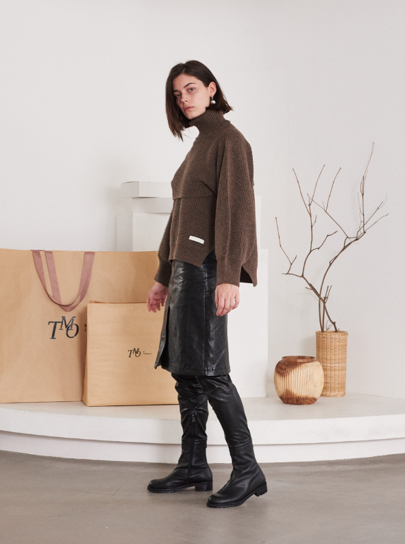 TMO BY 13MONTH（ティーエムオーバイサーティンマンス）SEPARABLE VEST TURTLENECK SWEATER (BROWN)