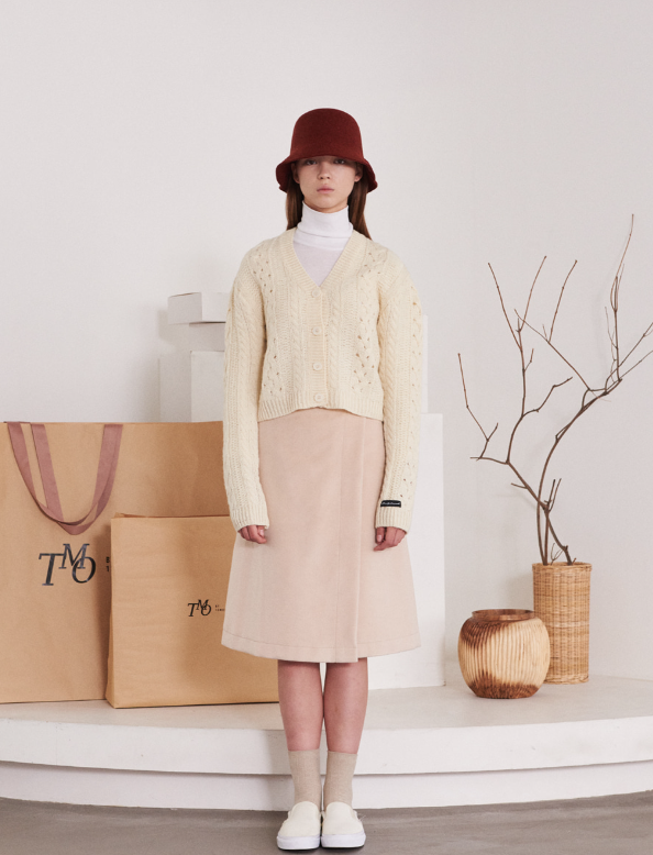 TMO BY 13MONTH（ティーエムオーバイサーティンマンス）TWISTED SHORT WOOL CARDIGAN (IVORY)