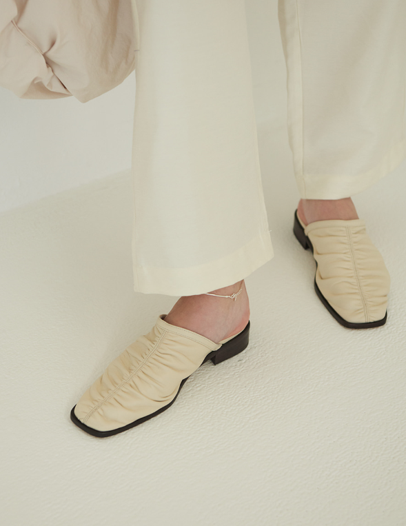 TMO BY 13MONTH（ティーエムオーバイサーティンマンス）[VERONICA X TMO] SHIRRING BLOAFER (IVORY)