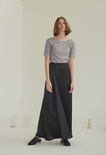 TMO BY 13MONTH（ティーエムオーバイサーティンマンス）SATIN LONG SKIRT (BLACK)