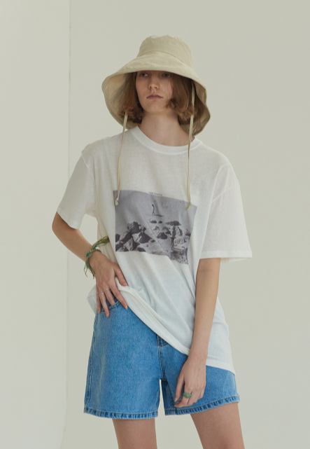 TMO BY 13MONTH（ティーエムオーバイサーティンマンス）SOCIAL DISTANCING PRINTING T-SHIRT (WHITE)