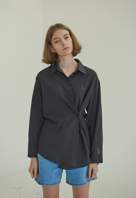 TMO BY 13MONTH（ティーエムオーバイサーティンマンス）DIAGONAL BUTTON SHIRT (CHARCOAL)