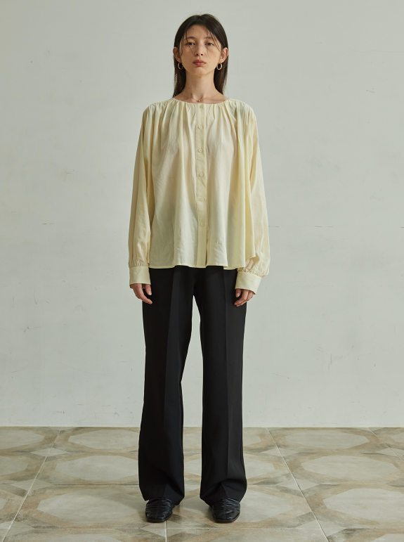 TMO BY 13MONTH（ティーエムオーバイサーティンマンス）LONG SLEEVE SHIRRING BLOUSE (IVORY)