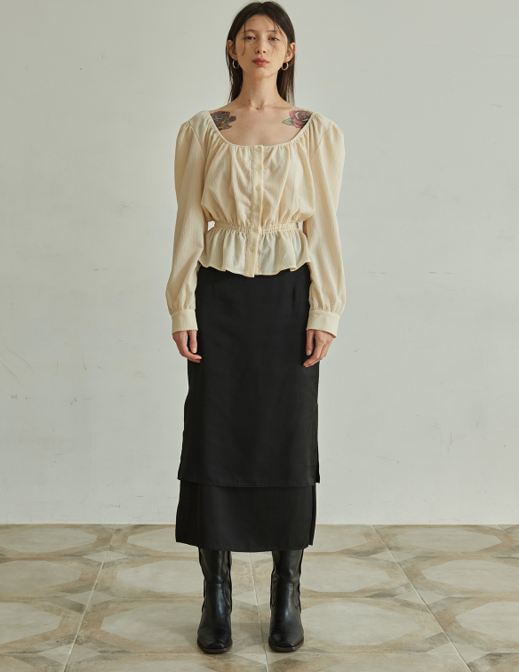 TMO BY 13MONTH（ティーエムオーバイサーティンマンス）BACK BANDING SHIRRING BLOUSE (BEIGE)