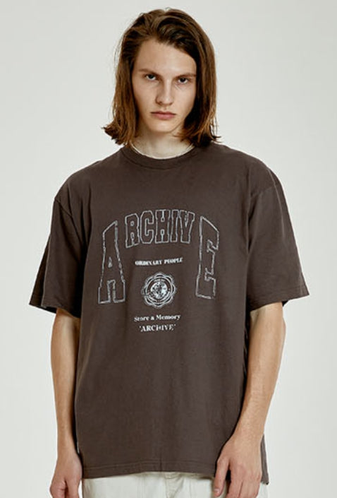 ORDINARY PEOPLE(オーディナリーピープル) COLLEGE ARCH LOGO CHARCOAL T-SHIRTS