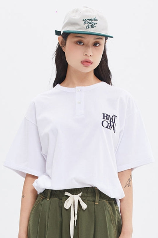 ROMANTIC CROWN(로맨틱 크라운) HENRY NECK LOGO TEE_WHITE