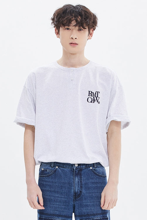 ROMANTIC CROWN(로맨틱 크라운) HENRY NECK LOGO TEE_LIGHT GREY