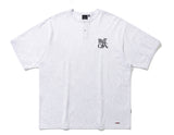 ROMANTIC CROWN(ロマンティック クラウン) HENRY NECK LOGO TEE_LIGHT GREY