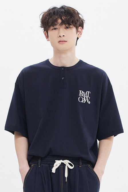 ROMANTIC CROWN(로맨틱 크라운) HENRY NECK LOGO TEE_NAVY