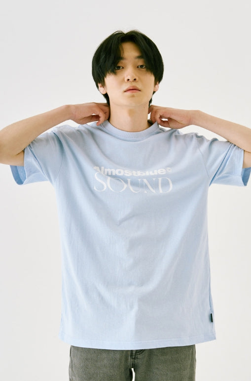 オルモストブルー(Almost Blue) ALMOSTBLUE SOUND LOGO T-SHIRT - LIGHT BLUE