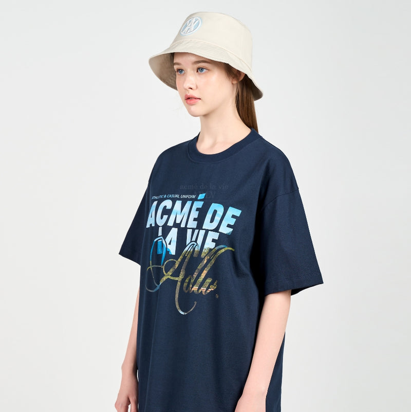 アクメドラビ(acme' de la vie) BACKGROUND LOGO SHORT SLEEVE T-SHIRT NAVY