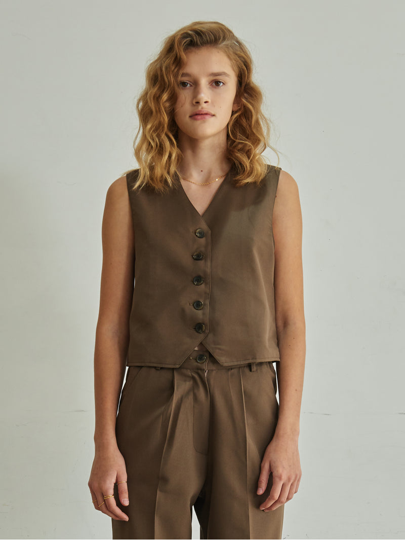 TMO BY 13MONTH（ティーエムオーバイサーティンマンス）V-NECK BUTTON VEST (BROWN)