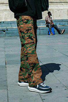 シディスコンマ(SHETHISCOMMA) CAMO POCKET PANTS