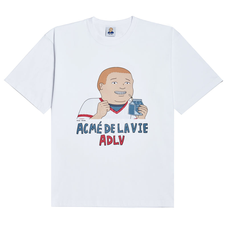 アクメドラビ(acme' de la vie)  BOBBY HILL DRINKING MILK - WHITE SHORT SLEEVE T-SHIRT