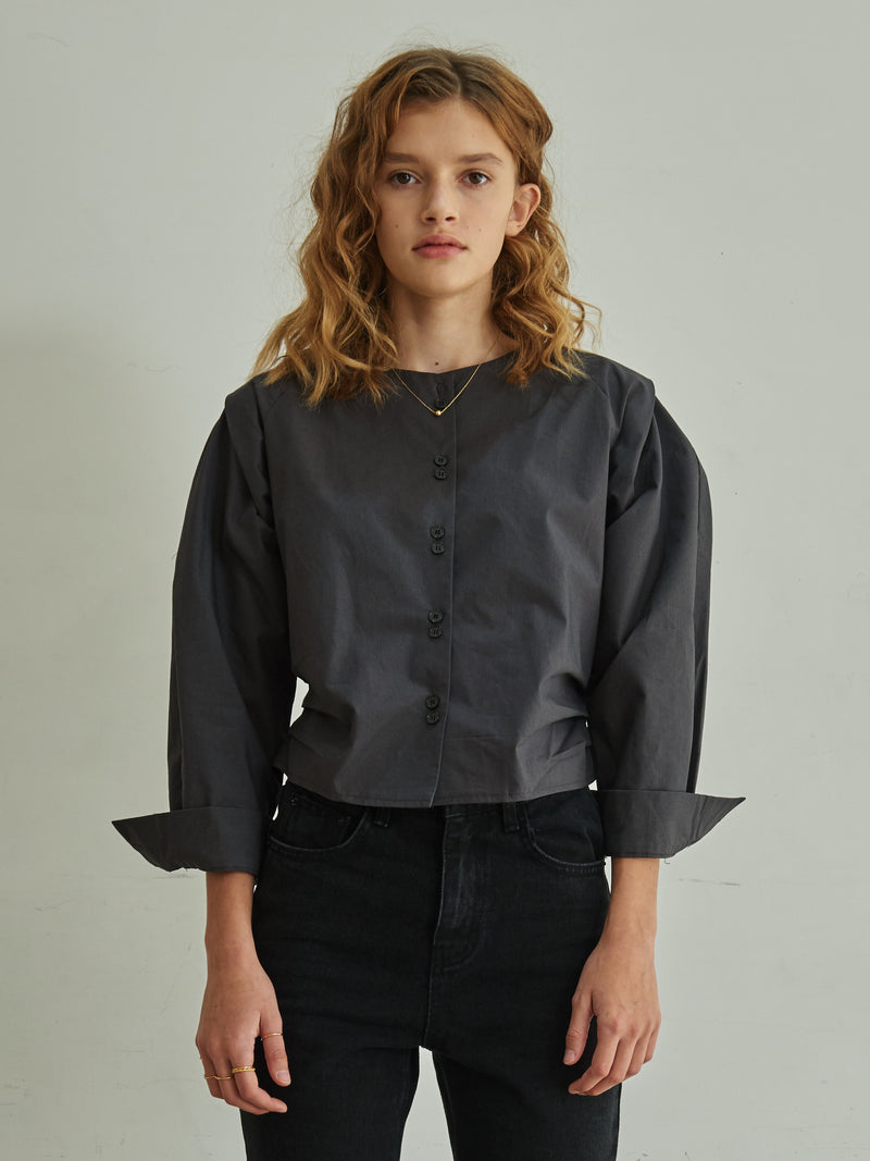 TMO BY 13MONTH（ティーエムオーバイサーティンマンス）COLLARLESS BANDING BLOUSE (CHARCOAL)