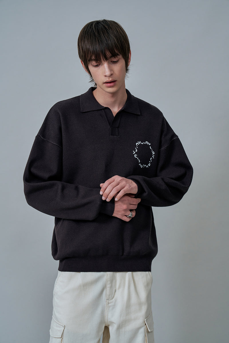 オーワイ(OY) ROUND LOGO COLLAR KNIT-BROWN