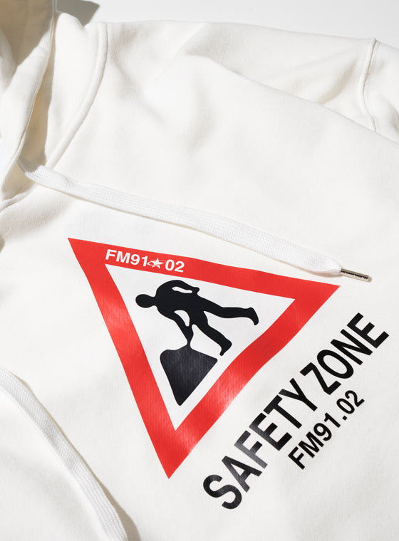 FM91.02 (エフエム91.02)　ROAD CONSTRUCTION HOODY white