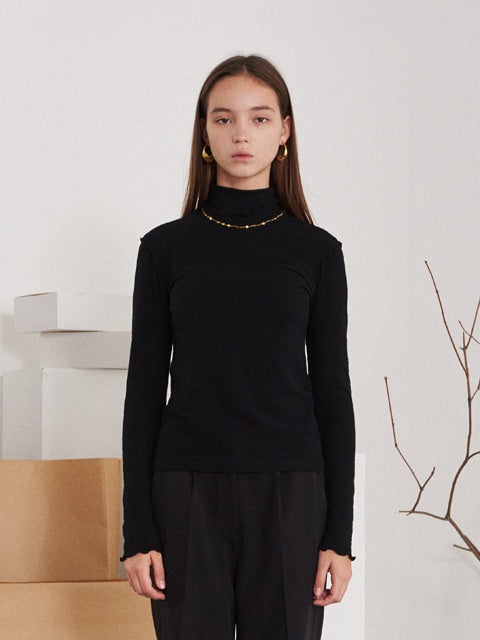 TMO BY 13MONTH（ティーエムオーバイサーティンマンス）CONTRAST RUFFLED TRIMMING EDGE TURTLENECK T-SHIRT (BLACK)
