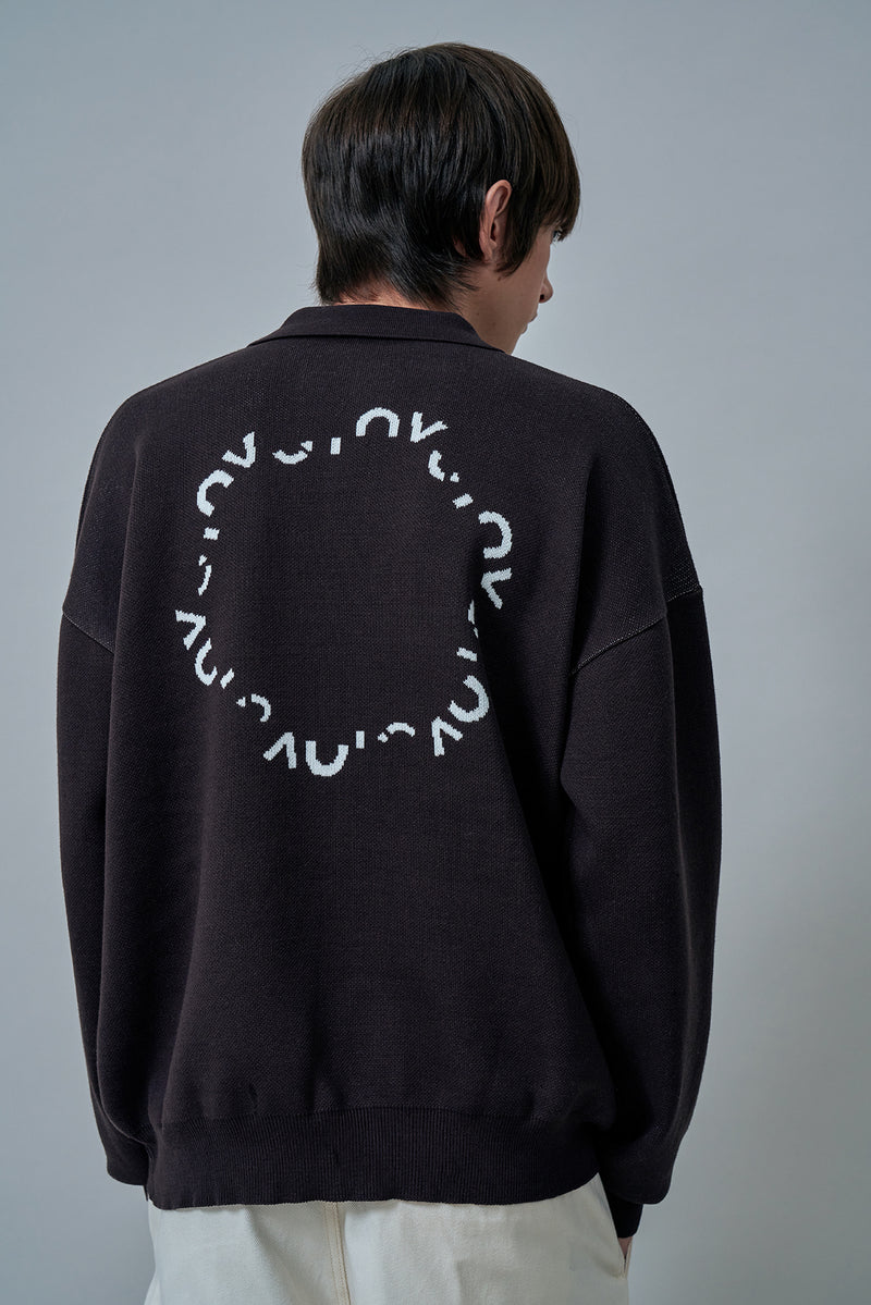 オーワイ(OY) ROUND LOGO COLLAR KNIT-BROWN