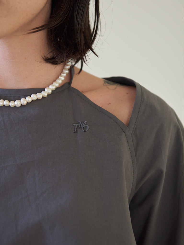 TMO BY 13MONTH（ティーエムオーバイサーティンマンス）HALTER NECK BLOUSE (CHARCOAL)