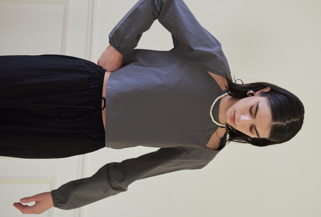 TMO BY 13MONTH（ティーエムオーバイサーティンマンス）HALTER NECK BLOUSE (CHARCOAL)