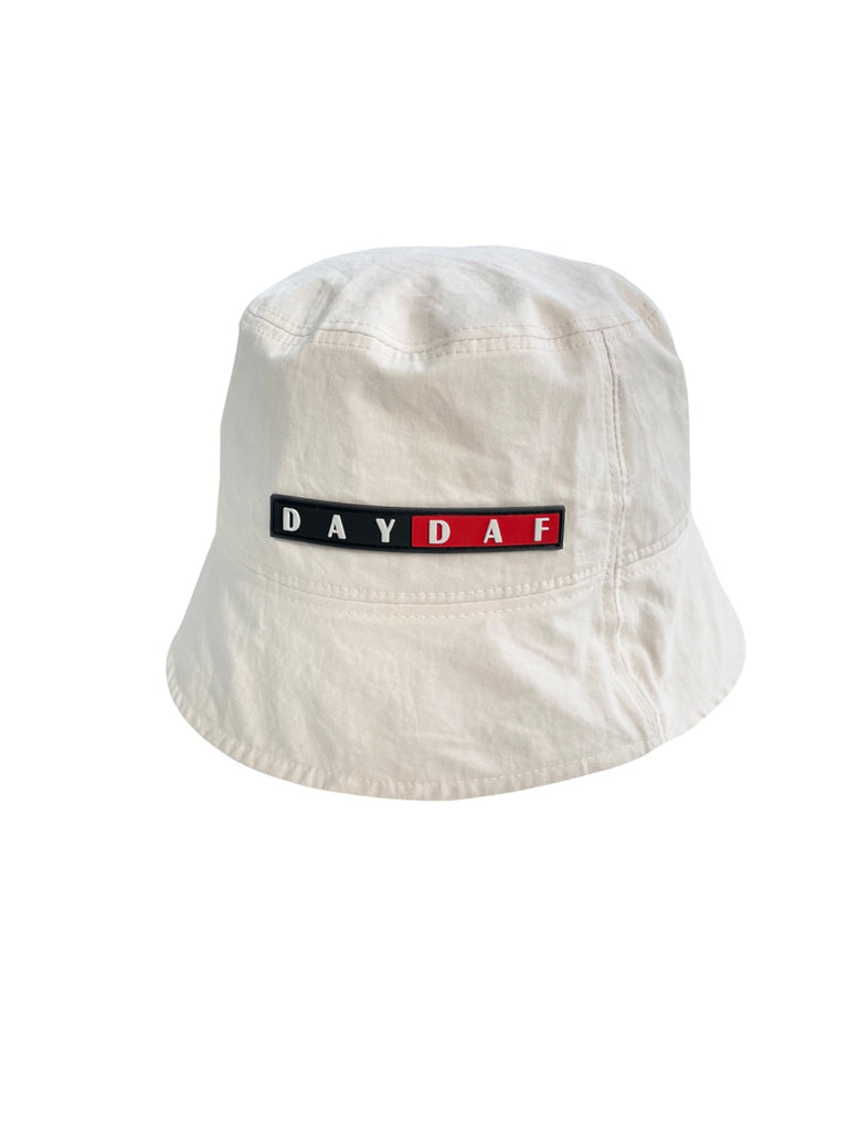 DAYDAF (デイダフ) Rubber Label bucket hat - ivory