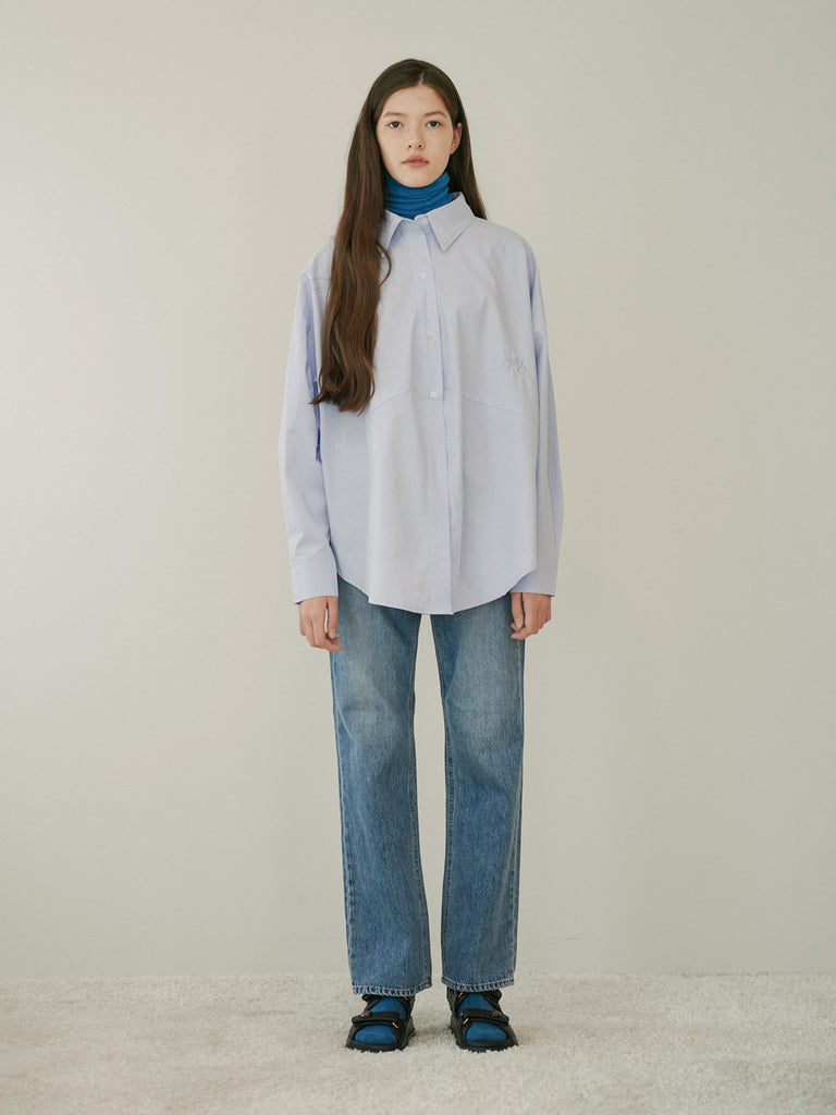 TMO BY 13MONTH（ティーエムオーバイサーティンマンス）OVERSIZED LOGO SHIRT (SKY BLUE)