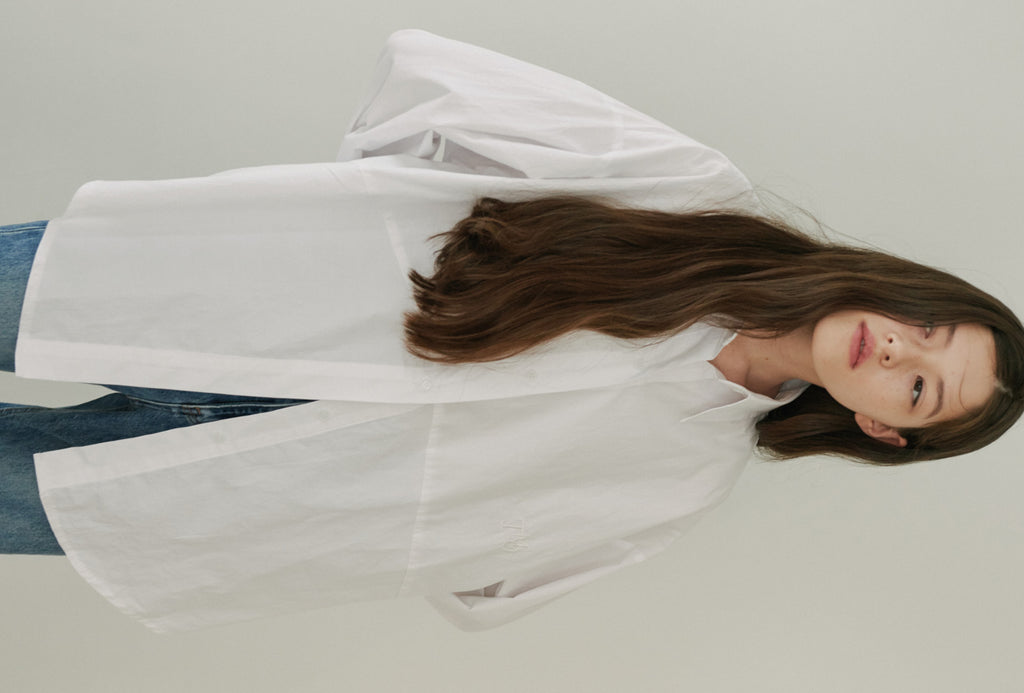 TMO BY 13MONTH（ティーエムオーバイサーティンマンス）OVERSIZED LOGO SHIRT (WHITE)