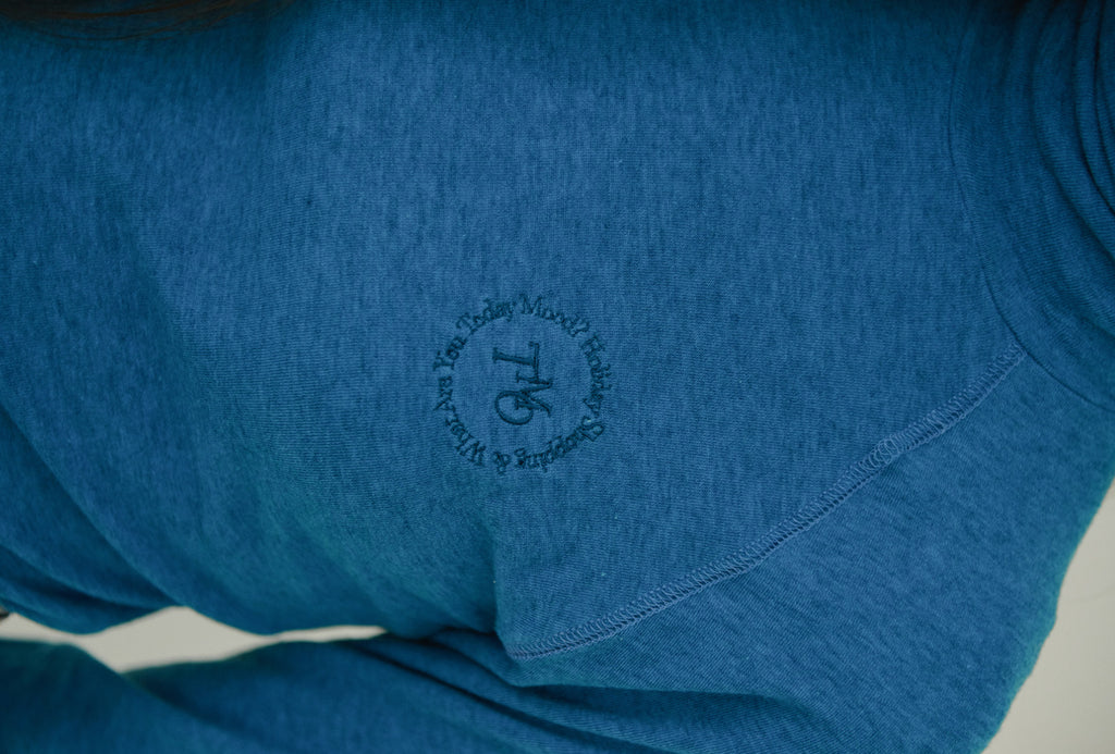 TMO BY 13MONTH（ティーエムオーバイサーティンマンス）TURTLE NECK TOP (BLUE)