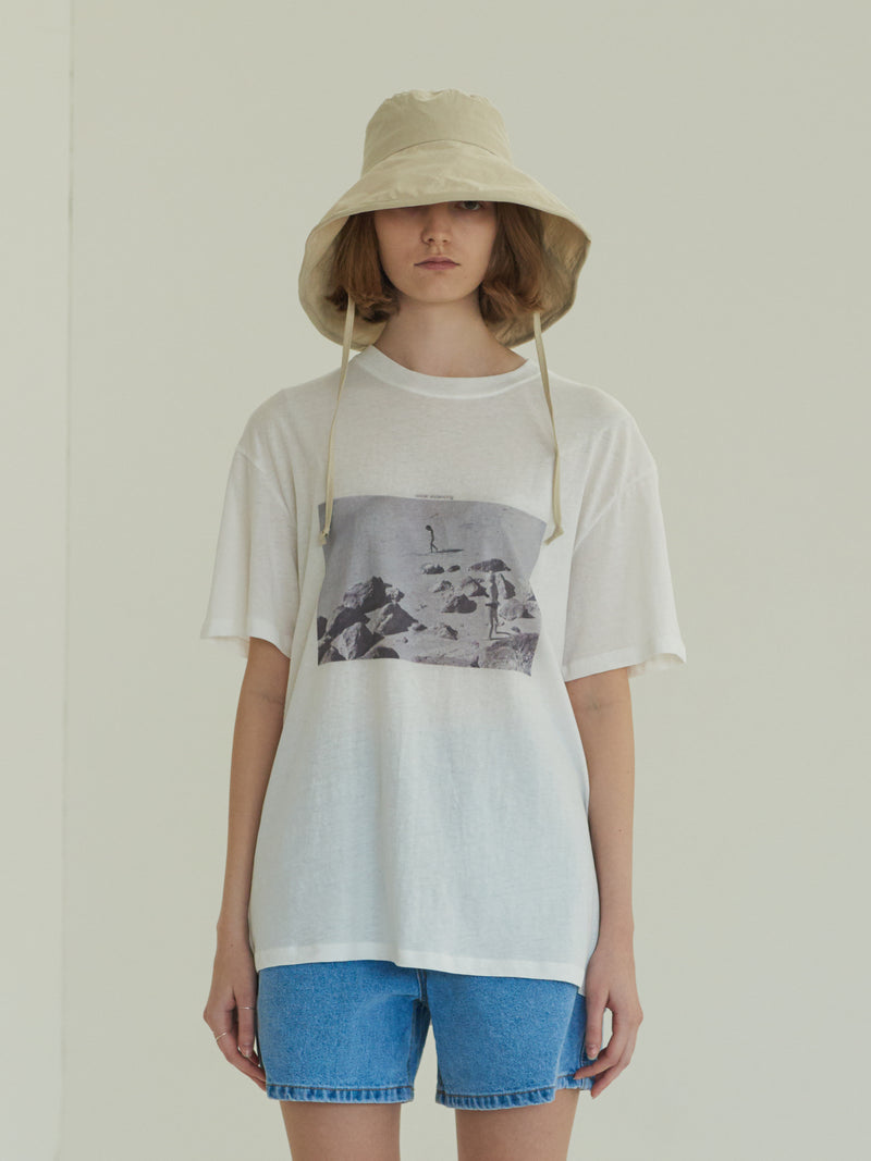 TMO BY 13MONTH（ティーエムオーバイサーティンマンス）SOCIAL DISTANCING PRINTING T-SHIRT (WHITE)