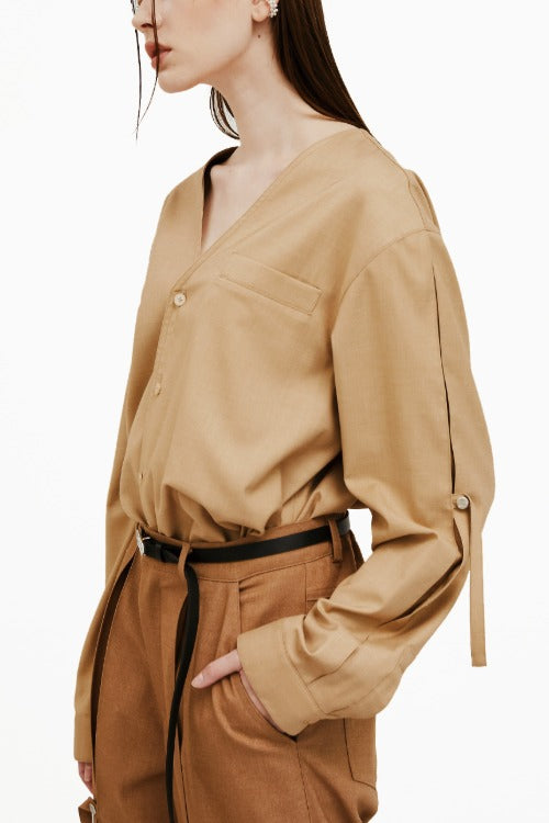 イーエスシースタジオ(ESC STUDIO) slit v-neck shirt(beige)