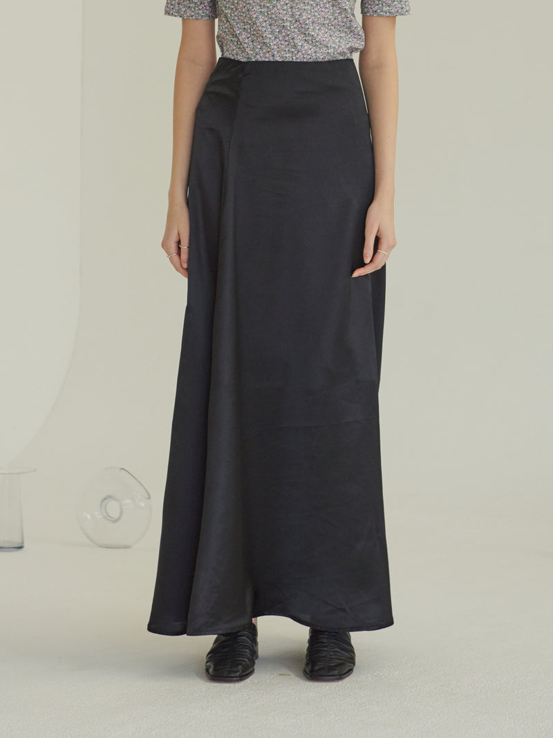 TMO BY 13MONTH（ティーエムオーバイサーティンマンス）SATIN LONG SKIRT (BLACK)
