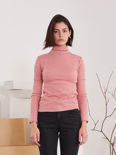 TMO BY 13MONTH（ティーエムオーバイサーティンマンス） CONTRAST RUFFLED TRIMMING EDGE TURTLENECK T-SHIRT (PINK)