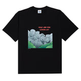 アクメドラビ(acme' de la vie)   HANK HILL FRIENDS STONE STATUE - SHORT SLEEVE T-SHIRT