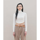 TMO BY 13MONTH（ティーエムオーバイサーティンマンス） CROPPED TURTLENECK TOP (WHITE)