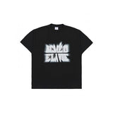 アクメドラビ(acme' de la vi)  BLUR ZOOM IN LOGO SHORT SLEEVE T-SHIRT BLACK