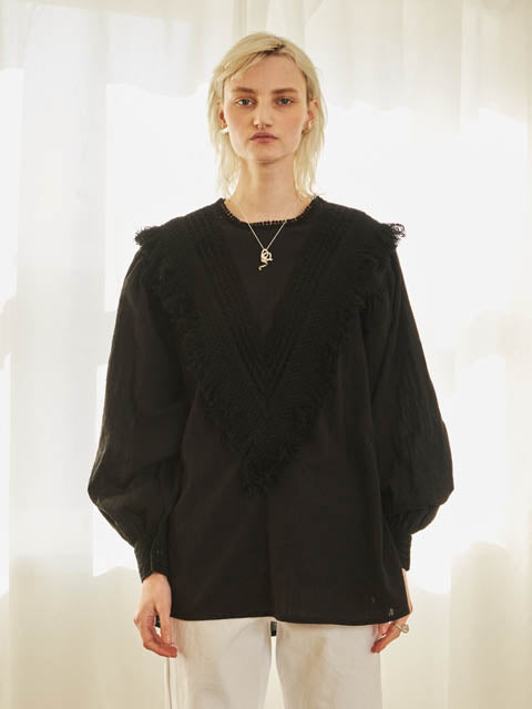 TMO BY 13MONTH（ティーエムオーバイサーティンマンス）TASSEL DETAIL BLOUSE (BLACK)