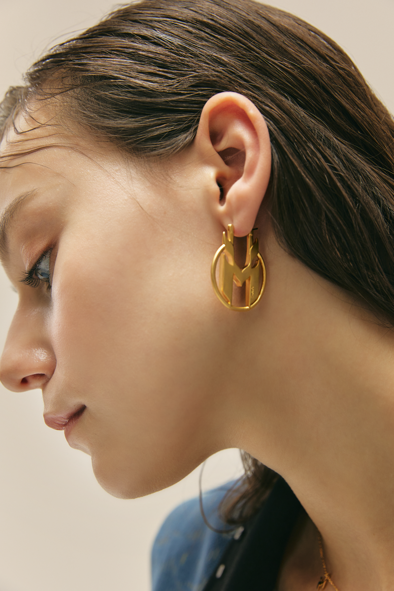 MMIC(エムエムアイシー) M LOGO EARING GD